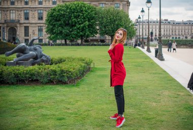 Paris, Fransa 'da tatiller. Modaya uygun güzel bir kadın şehir merkezinde dinleniyor, tatil kavramı. Sokakta rahat giyinen bir kadın.