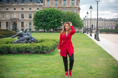 Paris, Fransa 'da tatiller. Modaya uygun güzel bir kadın şehir merkezinde dinleniyor, tatil kavramı. Sokakta rahat giyinen bir kadın.