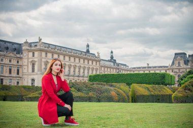 Paris, Fransa 'da tatiller. Modaya uygun güzel bir kadın şehir merkezinde dinleniyor, tatil kavramı. Sokakta rahat giyinen bir kadın.