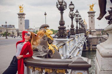 Paris, Fransa 'da tatiller. Şık, güzel bir kadın şehir merkezinde dinleniyor, tatil kavramı. Sokakta rahat giyinen bir kadın.