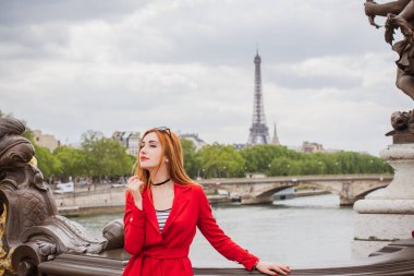 Paris, Fransa 'da tatiller. Şık, güzel bir kadın şehir merkezinde dinleniyor, tatil kavramı. Sokakta rahat giyinen bir kadın.