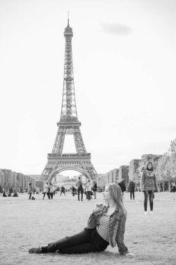 Paris, Fransa 'da tatiller. Şık, güzel bir kadın şehir merkezinde dinleniyor, tatil kavramı. Sokakta rahat giyinen bir kadın.