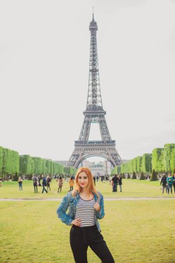 Paris, Fransa 'da tatiller. Şık, güzel bir kadın şehir merkezinde dinleniyor, tatil kavramı. Sokakta rahat giyinen bir kadın.