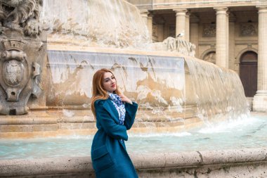 Paris, Fransa 'da tatiller. Şık, güzel bir kadın şehir merkezinde dinleniyor, tatil kavramı. Sokakta rahat giyinen bir kadın.