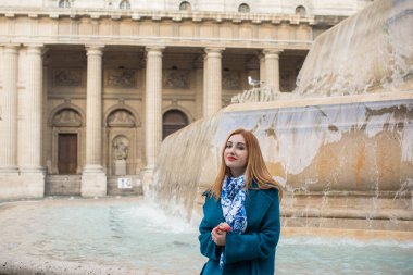 Paris, Fransa 'da tatiller. Şık, güzel bir kadın şehir merkezinde dinleniyor, tatil kavramı. Sokakta rahat giyinen bir kadın.