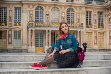 Paris, Fransa 'da tatiller. Şık, güzel bir kadın şehir merkezinde dinleniyor, tatil kavramı. Sokakta rahat giyinen bir kadın.