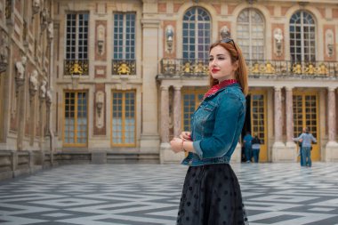 Paris, Fransa 'da tatiller. Şık, güzel bir kadın şehir merkezinde dinleniyor, tatil kavramı. Sokakta rahat giyinen bir kadın.