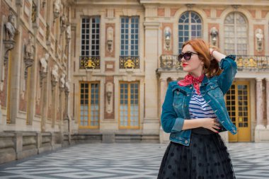 Paris, Fransa 'da tatiller. Şık, güzel bir kadın şehir merkezinde dinleniyor, tatil kavramı. Sokakta rahat giyinen bir kadın.
