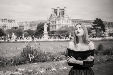 Paris, Fransa 'da tatiller. Şık, güzel bir kadın şehir merkezinde dinleniyor, tatil kavramı. Sokakta rahat giyinen bir kadın.