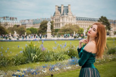 Paris, Fransa 'da tatiller. Şık, güzel bir kadın şehir merkezinde dinleniyor, tatil kavramı. Sokakta rahat giyinen bir kadın.