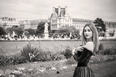 Paris, Fransa 'da tatiller. Şık, güzel bir kadın şehir merkezinde dinleniyor, tatil kavramı. Sokakta rahat giyinen bir kadın.