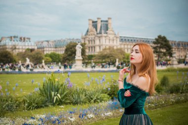 Paris, Fransa 'da tatiller. Şık, güzel bir kadın şehir merkezinde dinleniyor, tatil kavramı. Sokakta rahat giyinen bir kadın.