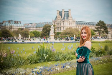 Paris, Fransa 'da tatiller. Şık, güzel bir kadın şehir merkezinde dinleniyor, tatil kavramı. Sokakta rahat giyinen bir kadın.