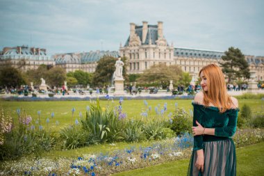 Paris, Fransa 'da tatiller. Şık, güzel bir kadın şehir merkezinde dinleniyor, tatil kavramı. Sokakta rahat giyinen bir kadın.