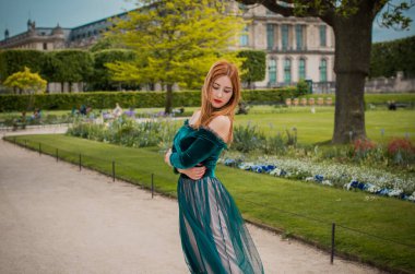Paris, Fransa 'da tatiller. Şık, güzel bir kadın şehir merkezinde dinleniyor, tatil kavramı. Sokakta rahat giyinen bir kadın.
