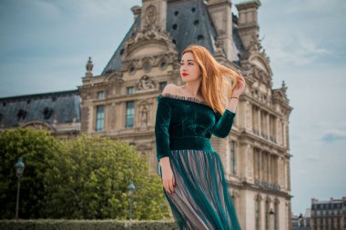 Paris, Fransa 'da tatiller. Şık, güzel bir kadın şehir merkezinde dinleniyor, tatil kavramı. Sokakta rahat giyinen bir kadın.