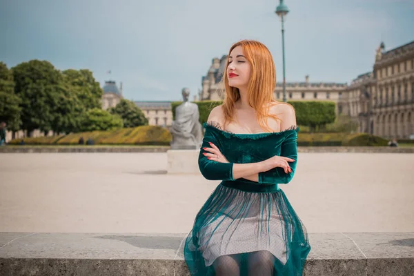 Διακοπές Στο Παρίσι Γαλλία Μοντέρνα Όμορφη Γυναίκα Ξεκουραστούν Στο Κέντρο — Φωτογραφία Αρχείου