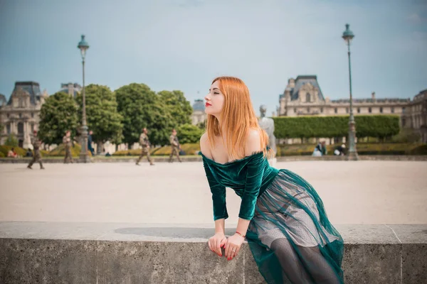 Διακοπές Στο Παρίσι Γαλλία Μοντέρνα Όμορφη Γυναίκα Ξεκουραστούν Στο Κέντρο — Φωτογραφία Αρχείου