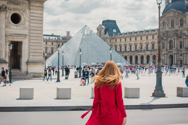 Vacanze Parigi Francia Bella Donna Alla Moda Riposa Nel Centro — Foto Stock