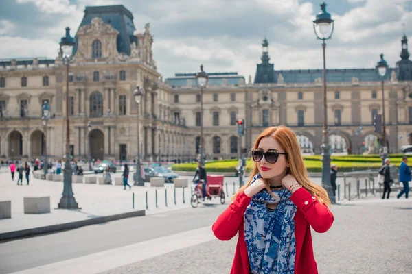 Wakacje Paryżu Francja Modna Ładna Kobieta Odpoczywa Centrum Miasta Koncepcja — Zdjęcie stockowe