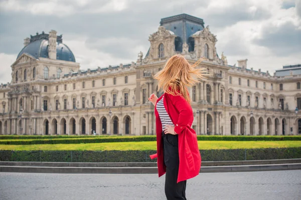 Vacanze Parigi Francia Bella Donna Alla Moda Riposa Nel Centro — Foto Stock