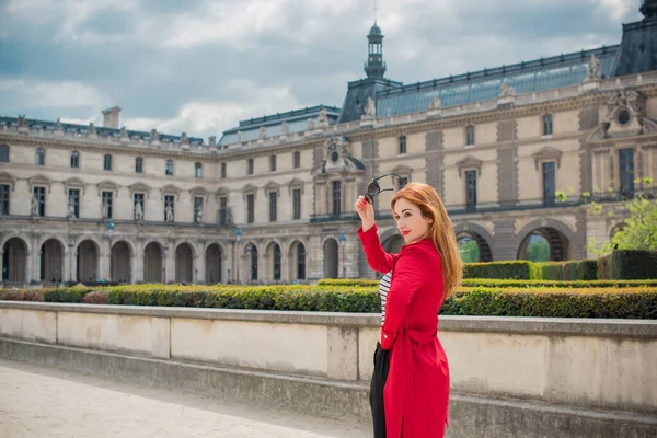 Paris, Fransa 'da tatiller. Modaya uygun güzel bir kadın şehir merkezinde dinleniyor, tatil kavramı. Sokakta rahat giyinen bir kadın.