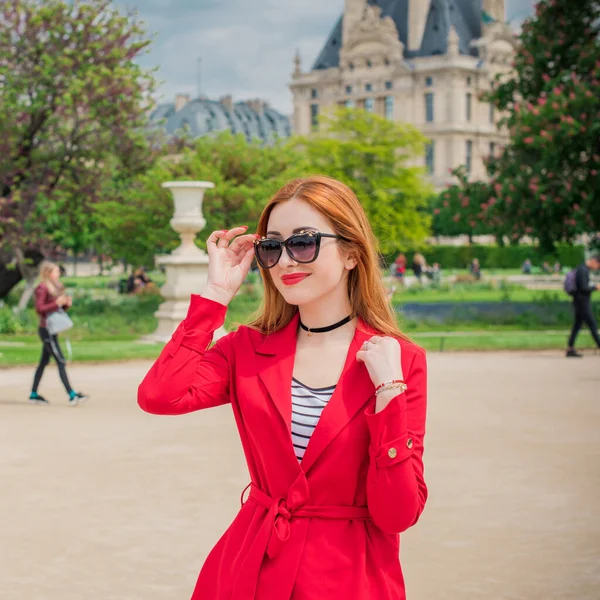 Отдых Париже Франция Модная Красивая Женщина Отдыхает Центре Города Концепция — стоковое фото