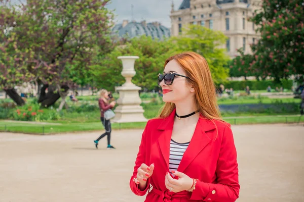 Paris Fransa Tatiller Modaya Uygun Güzel Bir Kadın Şehir Merkezinde — Stok fotoğraf