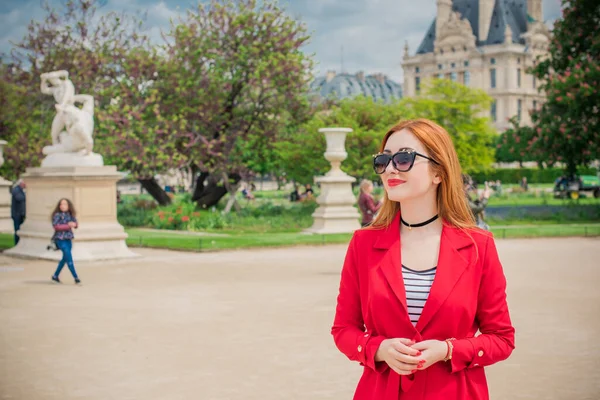 Отдых Париже Франция Модная Красивая Женщина Отдыхает Центре Города Концепция — стоковое фото