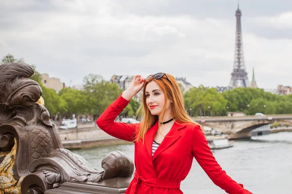 在法国巴黎度假 时尚漂亮的女人在市中心休息 度假的概念 街上穿休闲装的女士 — 图库照片