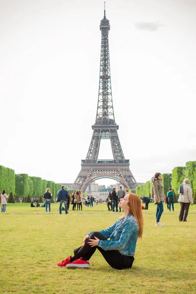 Vakantie Parijs Frankrijk Modieuze Mooie Vrouw Rust Het Centrum Van — Stockfoto