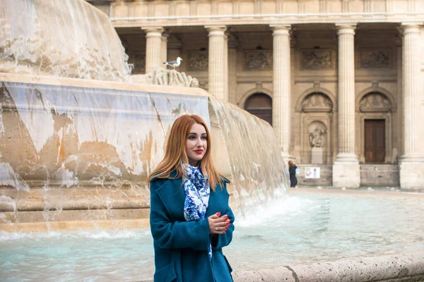 Paris, Fransa 'da tatiller. Şık, güzel bir kadın şehir merkezinde dinleniyor, tatil kavramı. Sokakta rahat giyinen bir kadın.