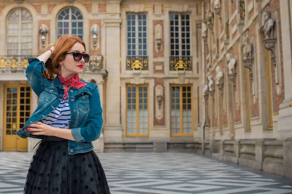 フランス ファッショナブルな美しい女性の都市 休暇の概念の中心部に残ります ストリートでカジュアルなスタイルの女性 — ストック写真