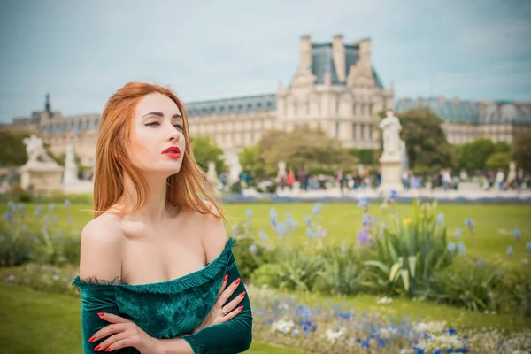 Отдых Париже Франция Модная Симпатичная Женщина Отдыхает Центре Города Концепция — стоковое фото