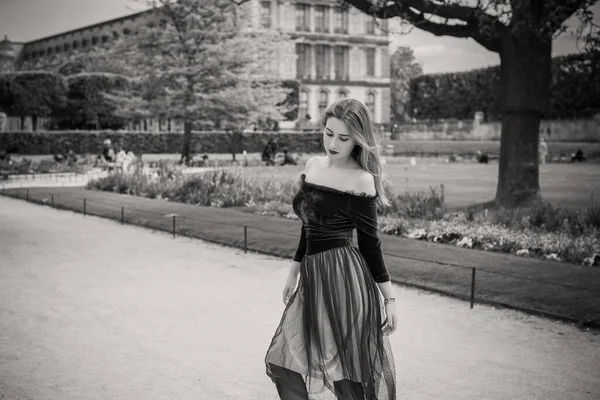 Διακοπές Στο Παρίσι Γαλλία Μοντέρνα Όμορφη Γυναίκα Ανάπαυσης Στο Κέντρο — Φωτογραφία Αρχείου