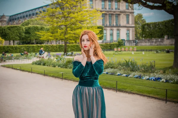 Отдых Париже Франция Модная Симпатичная Женщина Отдыхает Центре Города Концепция — стоковое фото
