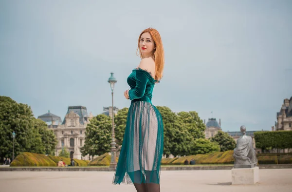 Paris Fransa Tatiller Şık Güzel Bir Kadın Şehir Merkezinde Dinleniyor — Stok fotoğraf