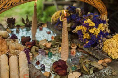 Mum ışığı büyüsü, meditasyon ve esrarengiz kavram. Mihrapta mum, çakra ve enerji açmak.