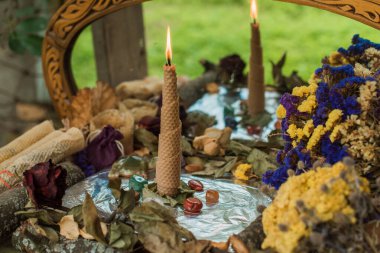 Mum ışığı büyüsü, meditasyon ve esrarengiz kavram. Mihrapta mum, çakra ve enerji açmak.