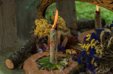 Mum ışığı büyüsü, meditasyon ve esrarengiz kavram. Mihrapta mum, çakra ve enerji açmak.