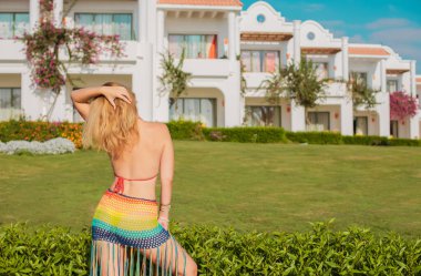 Artı oteldeki ırkları karıştıran boyda genç bir kadın, hayatın tadını çıkar, plaj kıyafetleri. XI ölçülerinde, mutlu, güzel, güzel bir bayan.