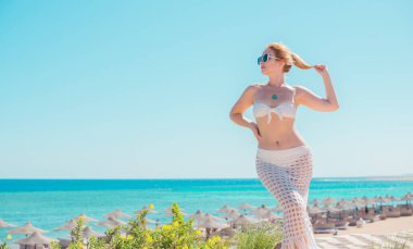 Artı oteldeki ırkları karıştıran boyda genç bir kadın, hayatın tadını çıkar, plaj kıyafetleri. XI ölçülerinde, mutlu, güzel, güzel bir bayan.