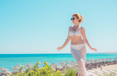 Artı oteldeki ırkları karıştıran boyda genç bir kadın, hayatın tadını çıkar, plaj kıyafetleri. XI ölçülerinde, mutlu, güzel, güzel bir bayan.