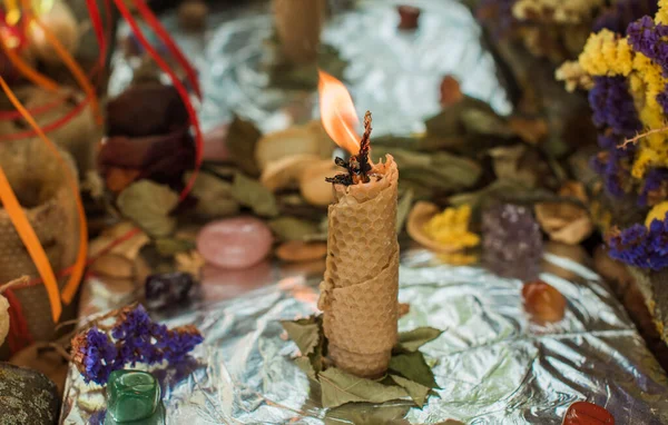 烛光魔法 冥想和深奥的概念 祭坛上的烛台 打开脉轮和能量 — 图库照片