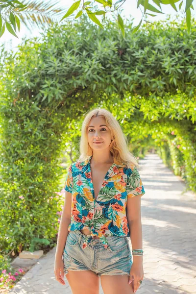 Artı oteldeki ırkları karıştıran boyda genç bir kadın, hayatın tadını çıkar, plaj kıyafetleri. XI ölçülerinde, mutlu, güzel, güzel bir bayan.