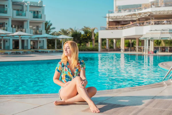 Artı oteldeki ırkları karıştıran boyda genç bir kadın, hayatın tadını çıkar, plaj kıyafetleri. XI ölçülerinde, mutlu, güzel, güzel bir bayan.