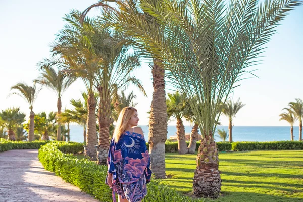 Artı oteldeki ırkları karıştıran boyda genç bir kadın, hayatın tadını çıkar, plaj kıyafetleri. XI ölçülerinde, mutlu, güzel, güzel bir bayan.