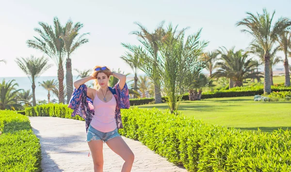 Artı oteldeki ırkları karıştıran boyda genç bir kadın, hayatın tadını çıkar, plaj kıyafetleri. XI ölçülerinde, mutlu, güzel, güzel bir bayan.