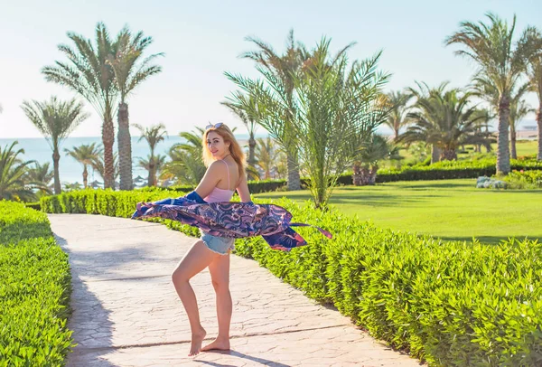 Artı oteldeki ırkları karıştıran boyda genç bir kadın, hayatın tadını çıkar, plaj kıyafetleri. XI ölçülerinde, mutlu, güzel, güzel bir bayan.