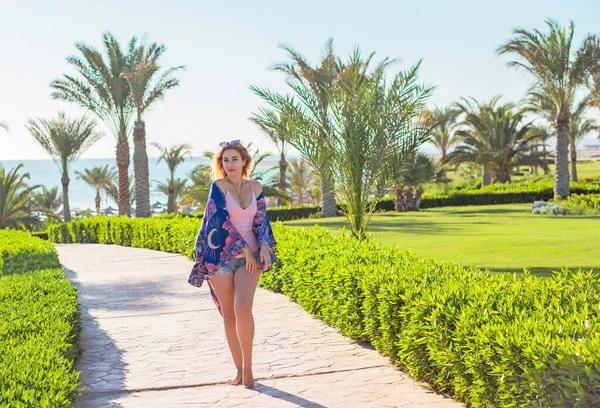 Artı oteldeki ırkları karıştıran boyda genç bir kadın, hayatın tadını çıkar, plaj kıyafetleri. XI ölçülerinde, mutlu, güzel, güzel bir bayan.